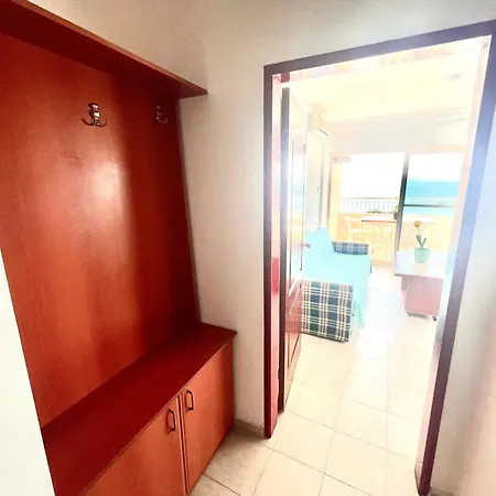 50 Meters To Beach, Sea View Appart hôtel