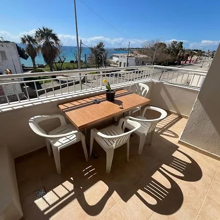 50 Meters To Beach, Sea View Appart hôtel