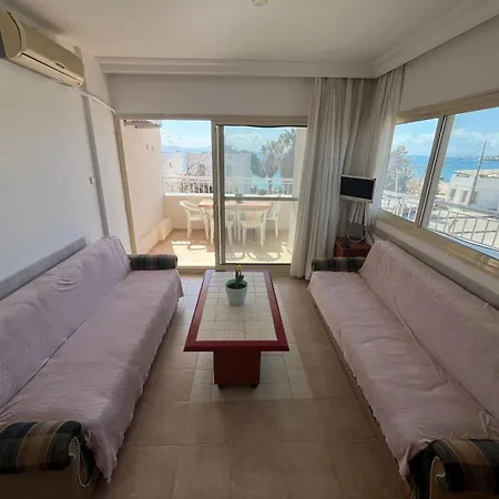 50 Meters To Beach, Sea View Appart hôtel