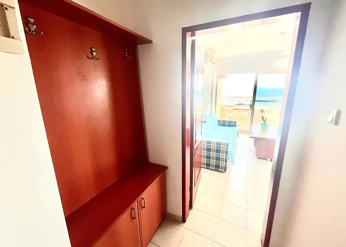 50 Meters To Beach, Sea View מלון דירות