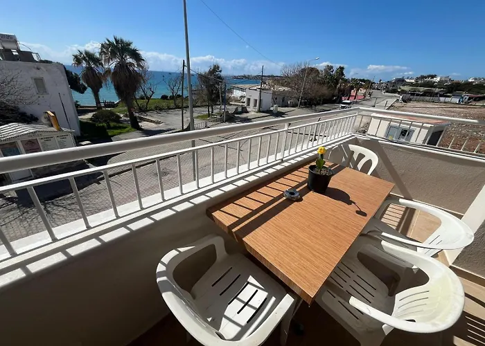 50 Meters To Beach, Sea View מלון דירות