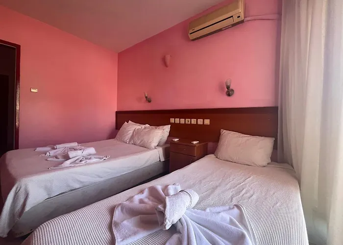 50 Meters To Beach, Sea View מלון דירות 3*