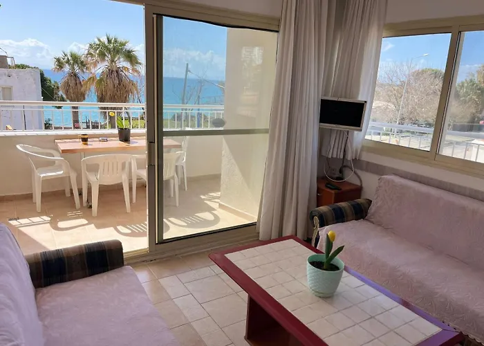 מלון דירות 50 Meters To Beach, Sea View 3*