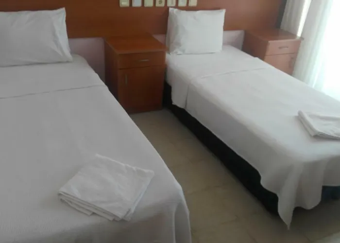 50 Meters To Beach, Sea View מלון דירות 3*