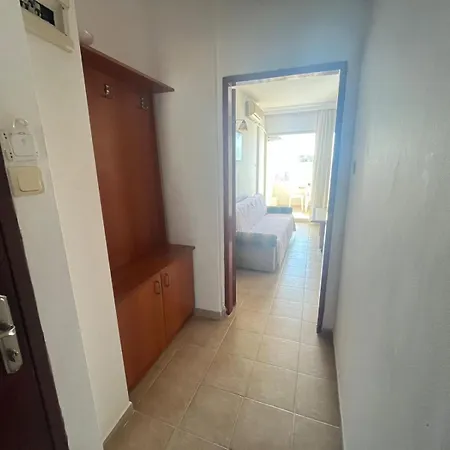 50 Meters To Beach, Sea View מלון דירות 3*