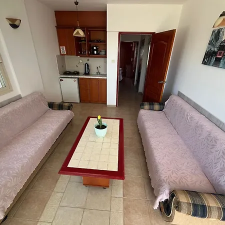 50 Meters To Beach, Sea View מלון דירות 3*