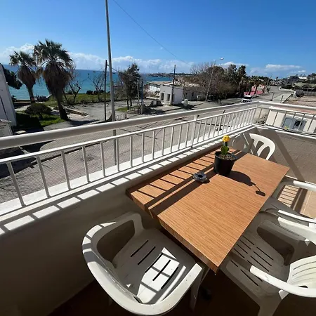 50 Meters To Beach, Sea View מלון דירות