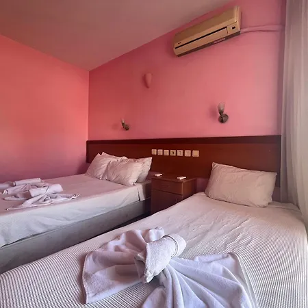 50 Meters To Beach, Sea View מלון דירות 3*