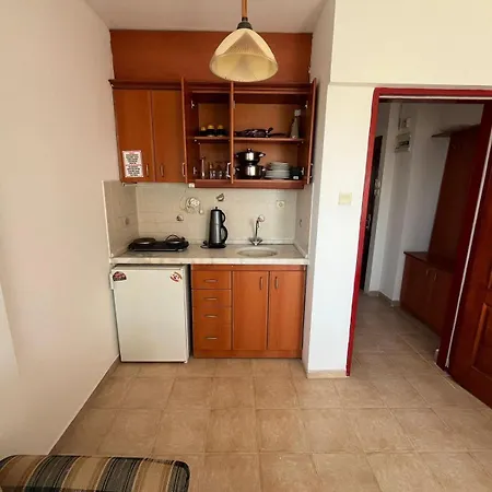 50 Meters To Beach, Sea View מלון דירות