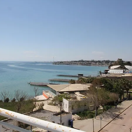 50 Meters To Beach, Sea View מלון דירות