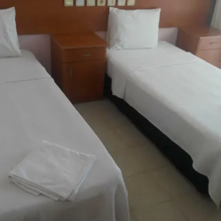 50 Meters To Beach, Sea View מלון דירות 3*